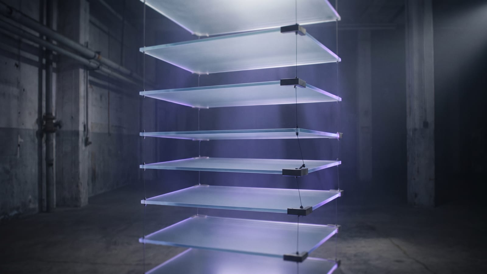 Illustration abstraite : panneaux de verre empilés et éclairés en indigo, évoquant les modules d'un parcours de formation