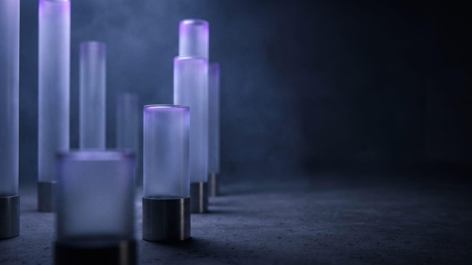 Illustration abstraite : colonnes de lumière indigo de hauteur croissante s'élevant d'une surface réfléchissante
